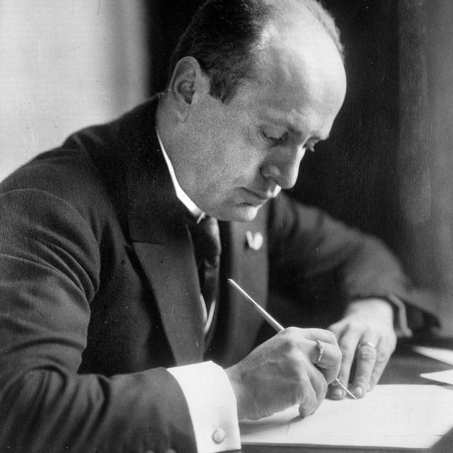 Mussolini (1883 1945), dans son cabinet de travail. Lausanne. 1929. [AFP - Roger Viollet]