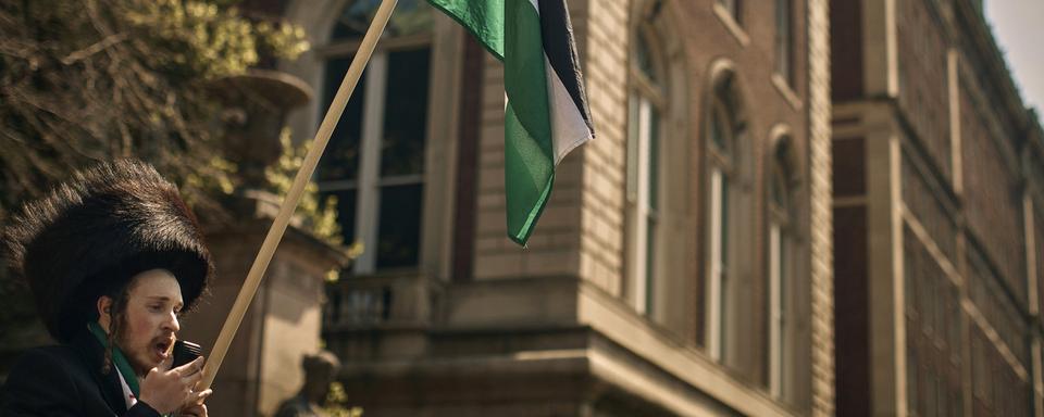 Un juif ultra-orthodoxe avec un drapeau palestinien. [Keystone/AP Photo - Andres Kudacki]