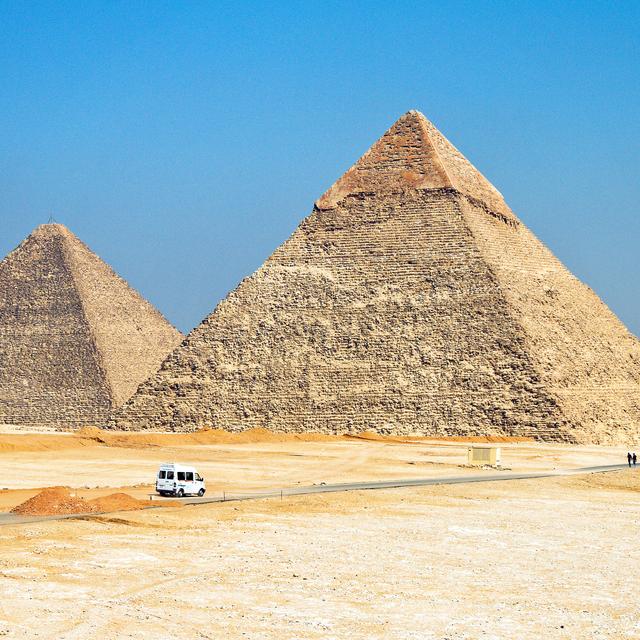 Pyramide [Depositphotos - Ginasanders]