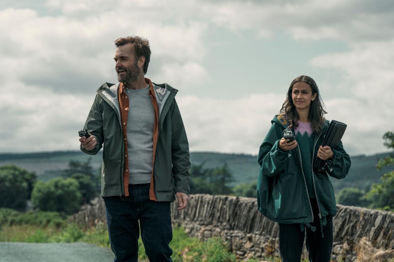 Will Forte (Gilbert) et Robyn Cara (Emmy) dans la série "Bodkin". [Netflix - Enda Bowe]