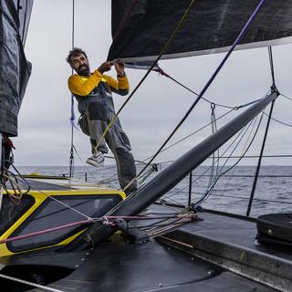 Le skipper Alan Roura s'élancera samedi pour son troisième Vendée Globe. [KEYSTONE - Jean-Christophe Bott)]