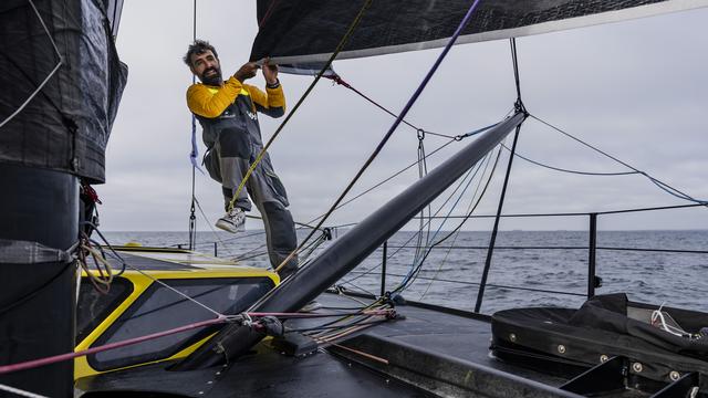 Le skipper Alan Roura s'élancera samedi pour son troisième Vendée Globe. [KEYSTONE - Jean-Christophe Bott)]