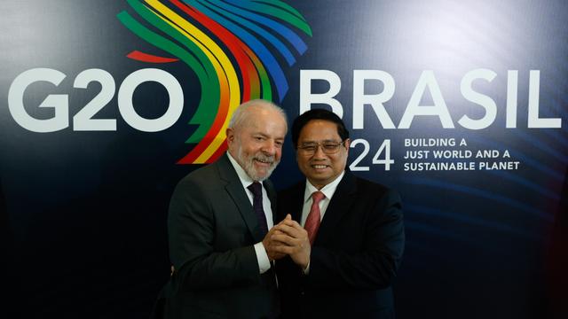 Le président brésilien Luiz Inacio Lula da Silva, ici avec son homologue le Premier ministre vietnamien Pham Minh Chinh, a ouvert le sommet du G20. [Keystone/EPA - Sebastiao Moreira]