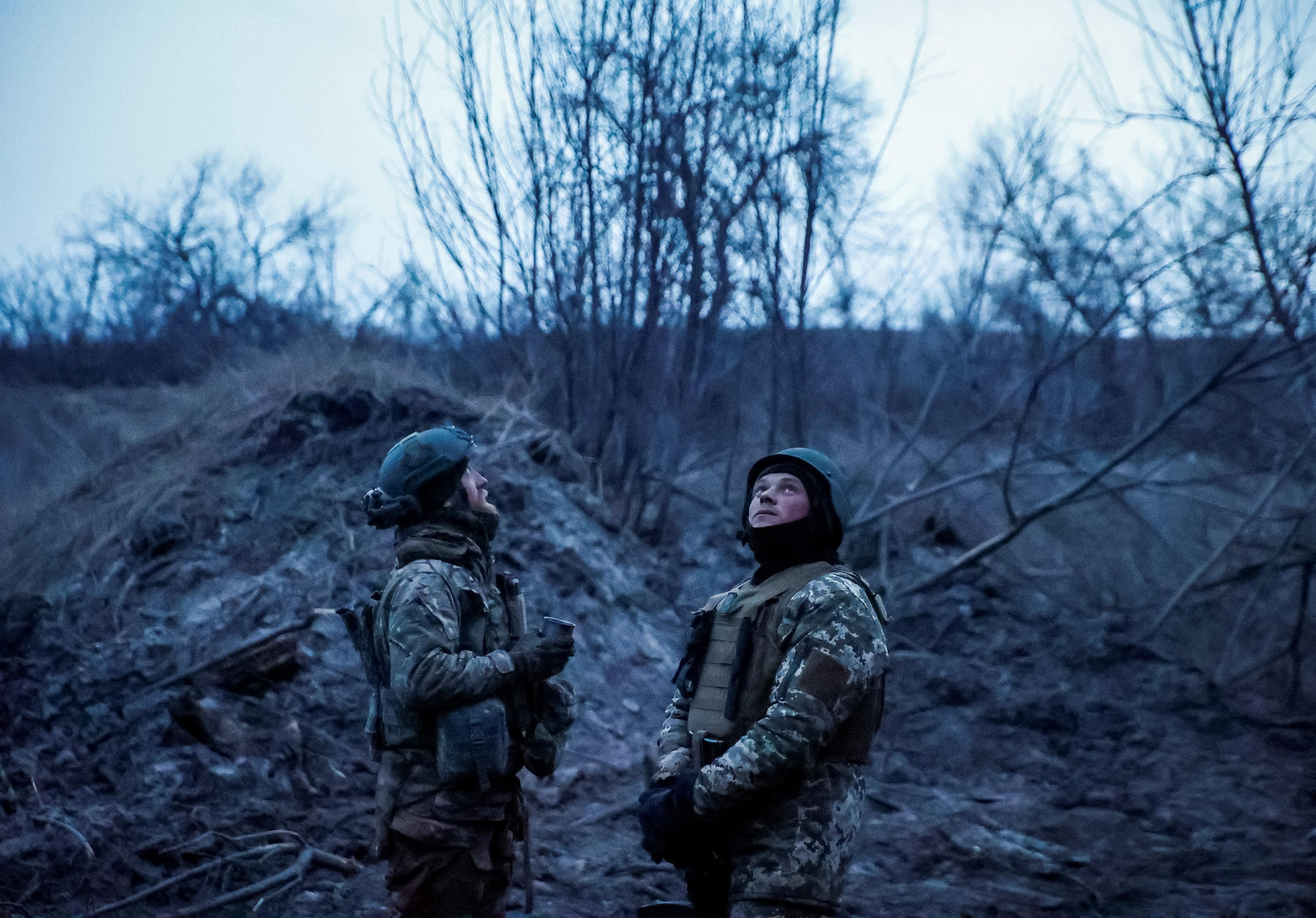 Des militaires ukrainiens de l'unité de défense aérienne de la 93e Brigade mécanisée surveillent le ciel sur une ligne de front près de la ville de Bakhmout, le 6 mars 2024. (image d'illustration). [REUTERS - RFE/RL/Serhii Nuzhnenko]
