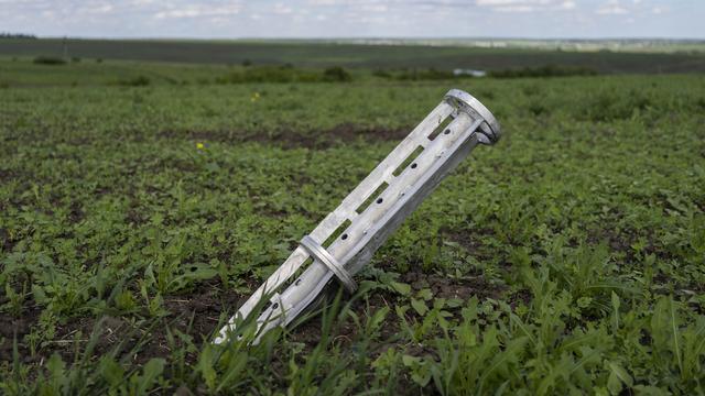 Une arme à sous-munition dans un champ de la région de Kharkiv, dans l'est de l'Ukraine. [Keystone - Bernat Armangue - AP Photo]