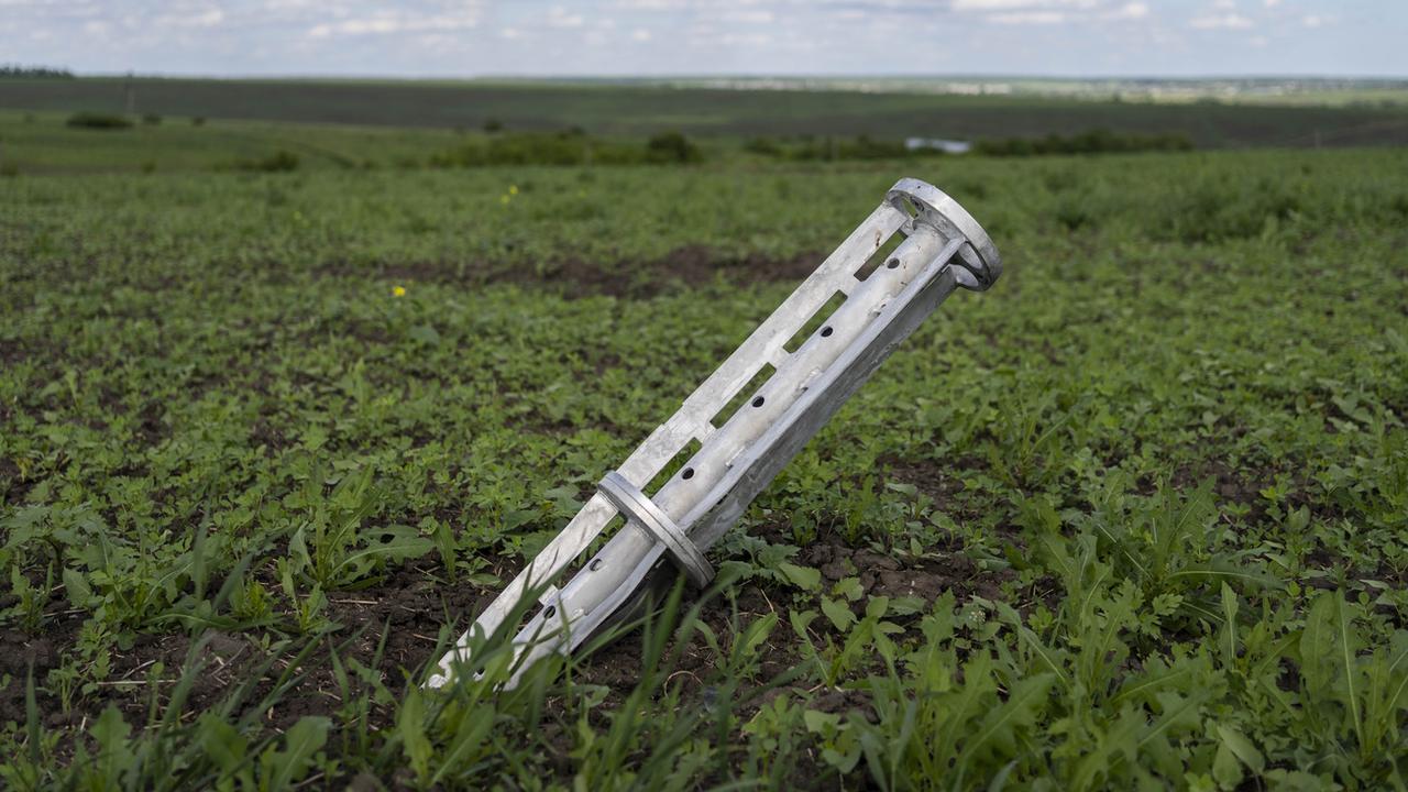 Une arme à sous-munition dans un champ de la région de Kharkiv, dans l'est de l'Ukraine. [Keystone - Bernat Armangue - AP Photo]