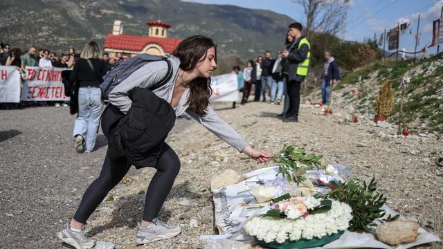 Un an après l'accident de train qui a fait 57 morts, la Grèce manifeste sa peine. [Reuters - Alexandros Avramidis]