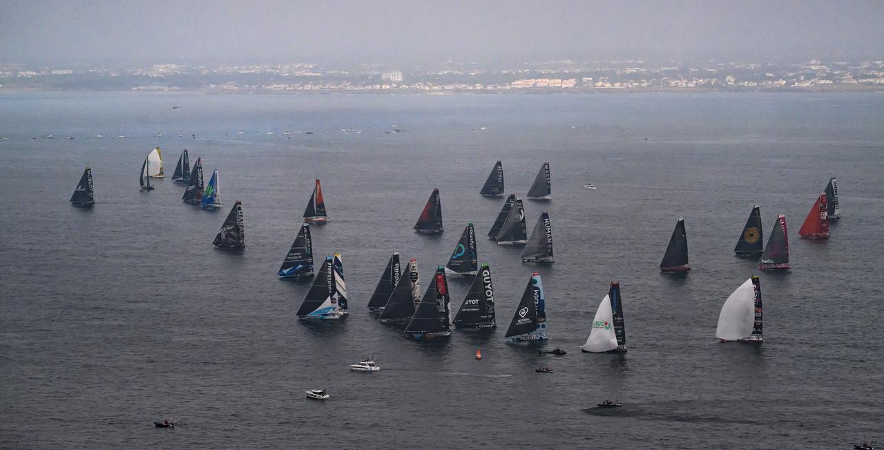 Les 40 marins du Vendée Globe se sont élancés à 13h02 des Sables-d'Olonne. [AFP - Loic VENANCE]