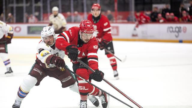 Lukas Frick (en rouge) avait affronté Alessio Bertaggia et les Genevois en septembre. Mais pas hier soir. Sa série a donc pris fin. [KEYSTONE - CYRIL ZINGARO]