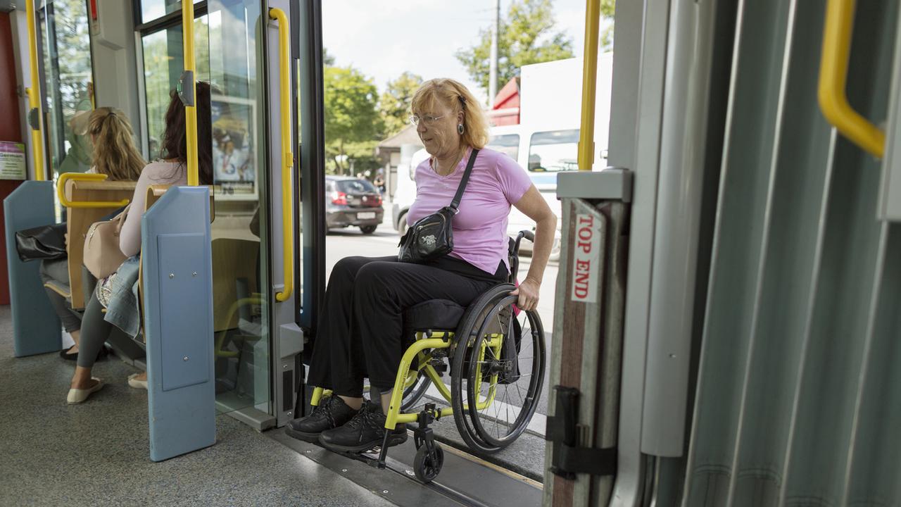 Les sites des transports publics romands pas assez inclusifs pour les personnes handicapées (image d'illustration). [Keystone - Gaetan Bally]