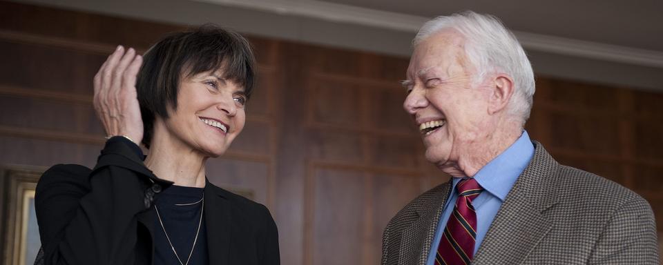 La conseillère fédérale Micheline Calmy-Rey avec Jimmy Carter, lors d'une rencontre avec des personnalités mondiales à la retraite, au Mont-Pèlerin (VD), le mardi 9 novembre 2010. [KEYSTONE - DOMINIC FAVRE]