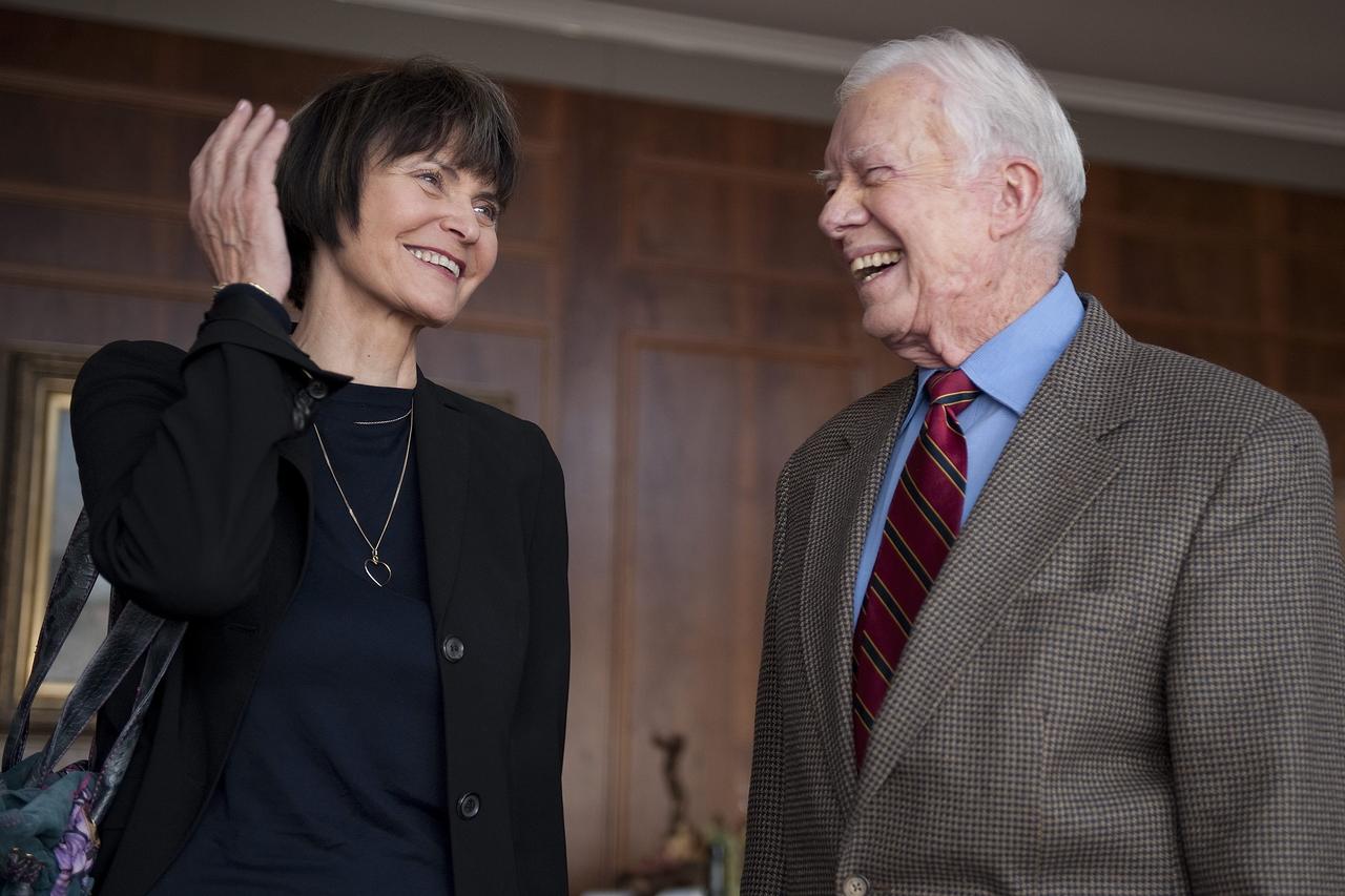 La conseillère fédérale Micheline Calmy-Rey avec Jimmy Carter, lors d'une rencontre avec des personnalités mondiales à la retraite, au Mont-Pèlerin (VD), le mardi 9 novembre 2010. [KEYSTONE - DOMINIC FAVRE]