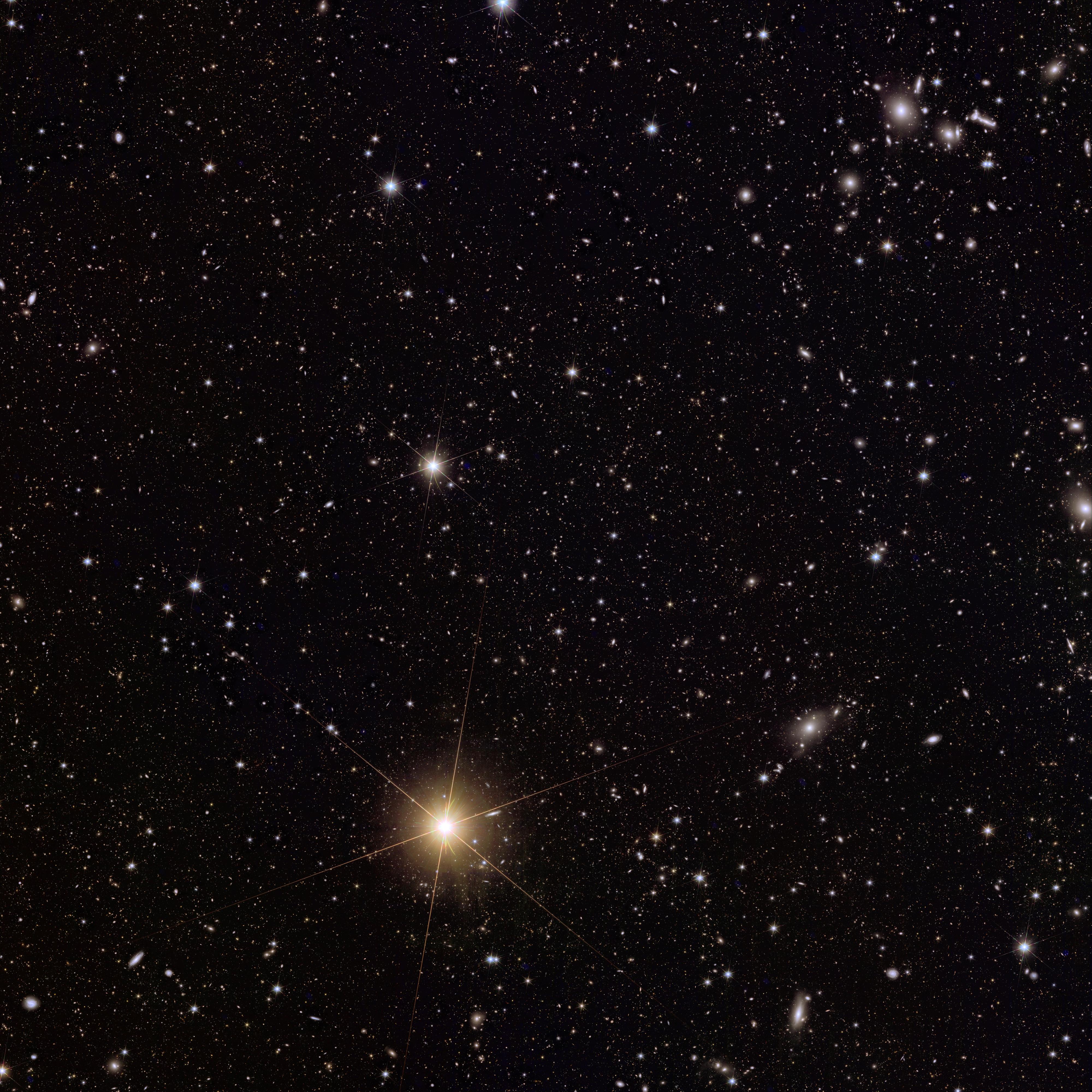 Cette vue complète d'Abell 2764 et de ses environs permet aux scientifiques de déterminer le rayon de l'amas et de voir sa périphérie avec des galaxies lointaines. Ces observations aident également les scientifiques à explorer plus avant les galaxies des âges sombres du cosmos, comme c'est le cas pour Abell 2390. [ESA/Euclid/Euclid Consortium/NASA - image processing by J.-C. Cuillandre (CEA Paris-Saclay), G. Anselmi; CC BY-SA 3.0 IGO]