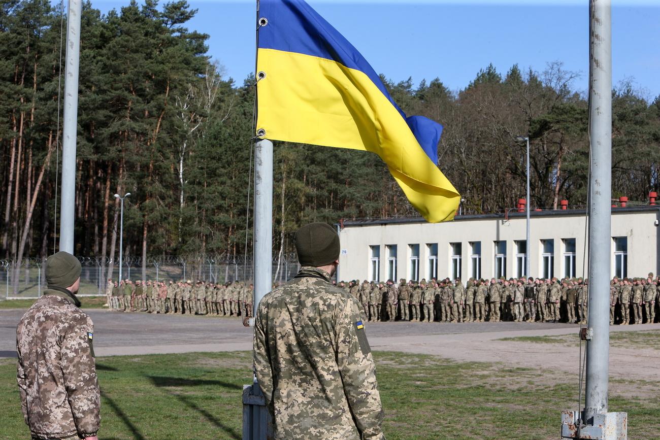 Le président ukrainien Volodymyr Zelensky a promulgué une loi controversée pour mobiliser plus d'hommes face aux assauts de la Russie. [Keystone - Lech Muszynski]