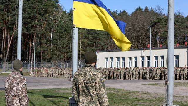 Le président ukrainien Volodymyr Zelensky a promulgué une loi controversée pour mobiliser plus d'hommes face aux assauts de la Russie. [Keystone - Lech Muszynski]