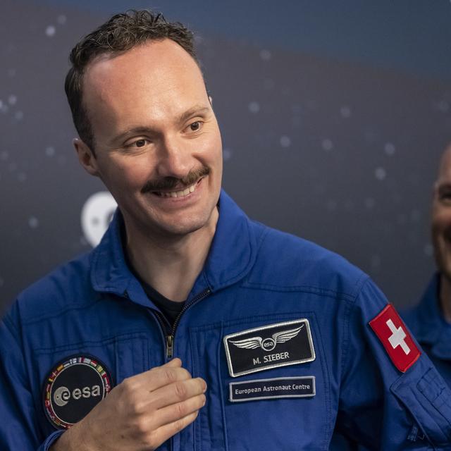 Le médecin bernois Marco Alain Sieber aux côtés de son chef d'équipe, l'astronaute allemand Alexander Gerst, lors de la cérémonie de clôture de la formation de base d'astronaute organisée par l'Agence spatiale européenne (ESA), le lundi 22 avril 2024 au centre des astronautes de l'ESA à Cologne, en Allemagne. Avec quatre autres candidats, Sieber a été sélectionné parmi plus de 22 500 candidats à la formation d'astronaute. Après la formation de base d'un an, il est officiellement admis dans le programme des astronautes de l'ESA. [Keystone - Alessandro della Valle]