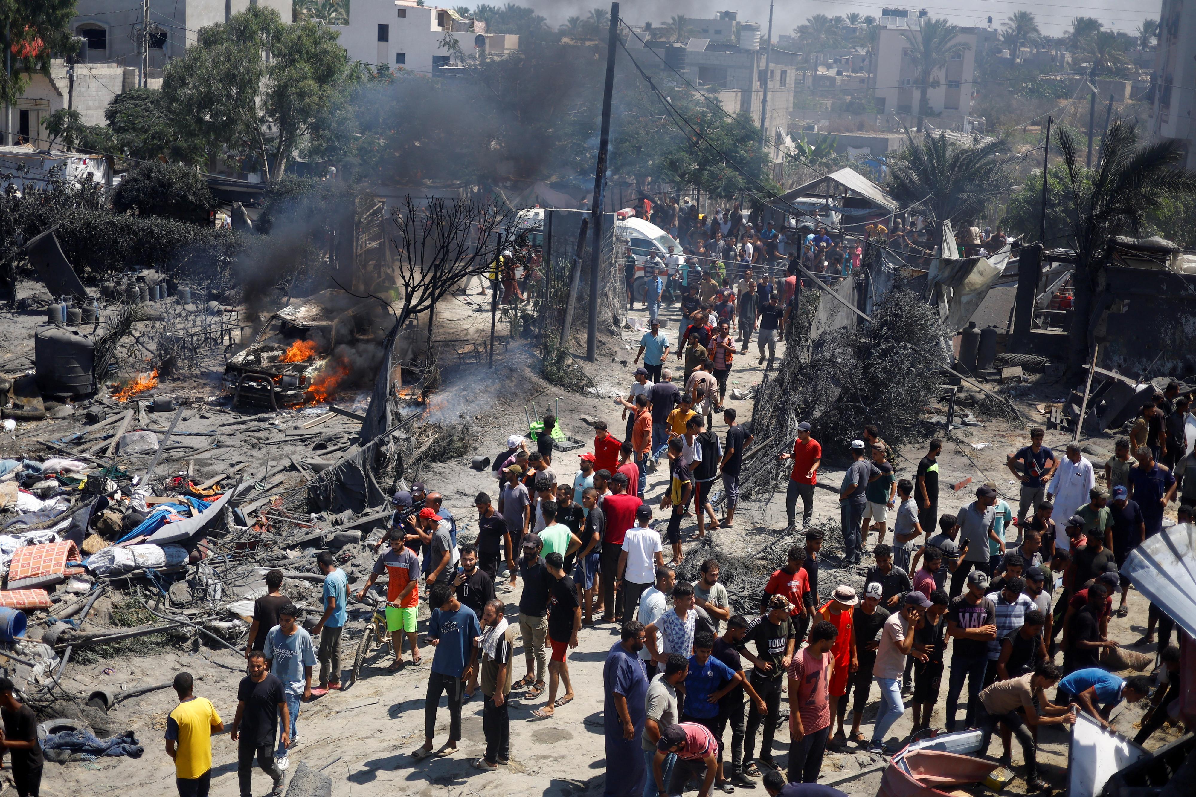 Au moins 20 Palestiniens ont été tués dans une frappe israélienne sur le camp de déplacés d'Al-Mawasi. [REUTERS - Mohammed Salem]
