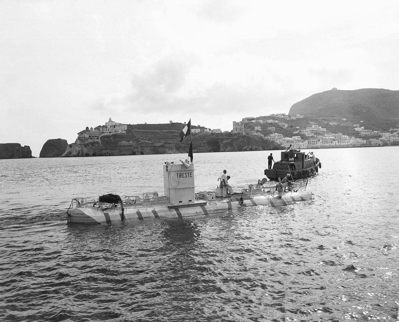 Piccard père et fils plongent avec le bathyscaphe Trieste à Ponza en 1953 [Keystone/AP Photo]