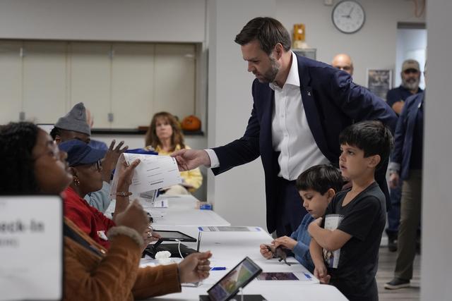 Le candidat à la vice-présidence, JD Vance, vote dans une  salle paroissiale de Cincinnati. [KEYSTONE - CAROLYN KASTER]