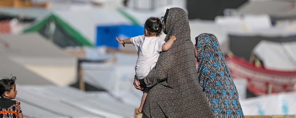 Des femmes et enfants palestiniens déplacés à Rafah. [Keystone/EPA - Mohammed Saber]