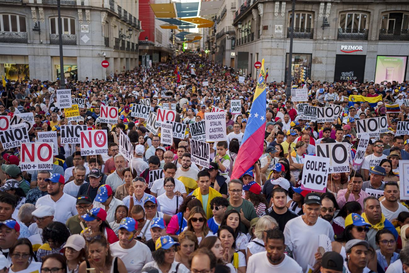 Des milliers de personnes se sont notamment réunies sur la célèbre place de la Puerta del Sol à Madrid. [KEYSTONE - MANU FERNANDEZ]