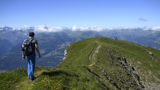 Un randonneur en Suisse. [Keystone - Gian Ehrenzeller]