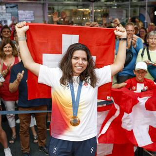 Chiara Leone célèbre sa médaille d'or glanée au Jeux olympiques de Paris 2024 au tir à 50 mètres trois positions à la Maison Suisse du village olympique. Paris, le 7 août 2024. [Keystone - Patrick B. Kraemer]