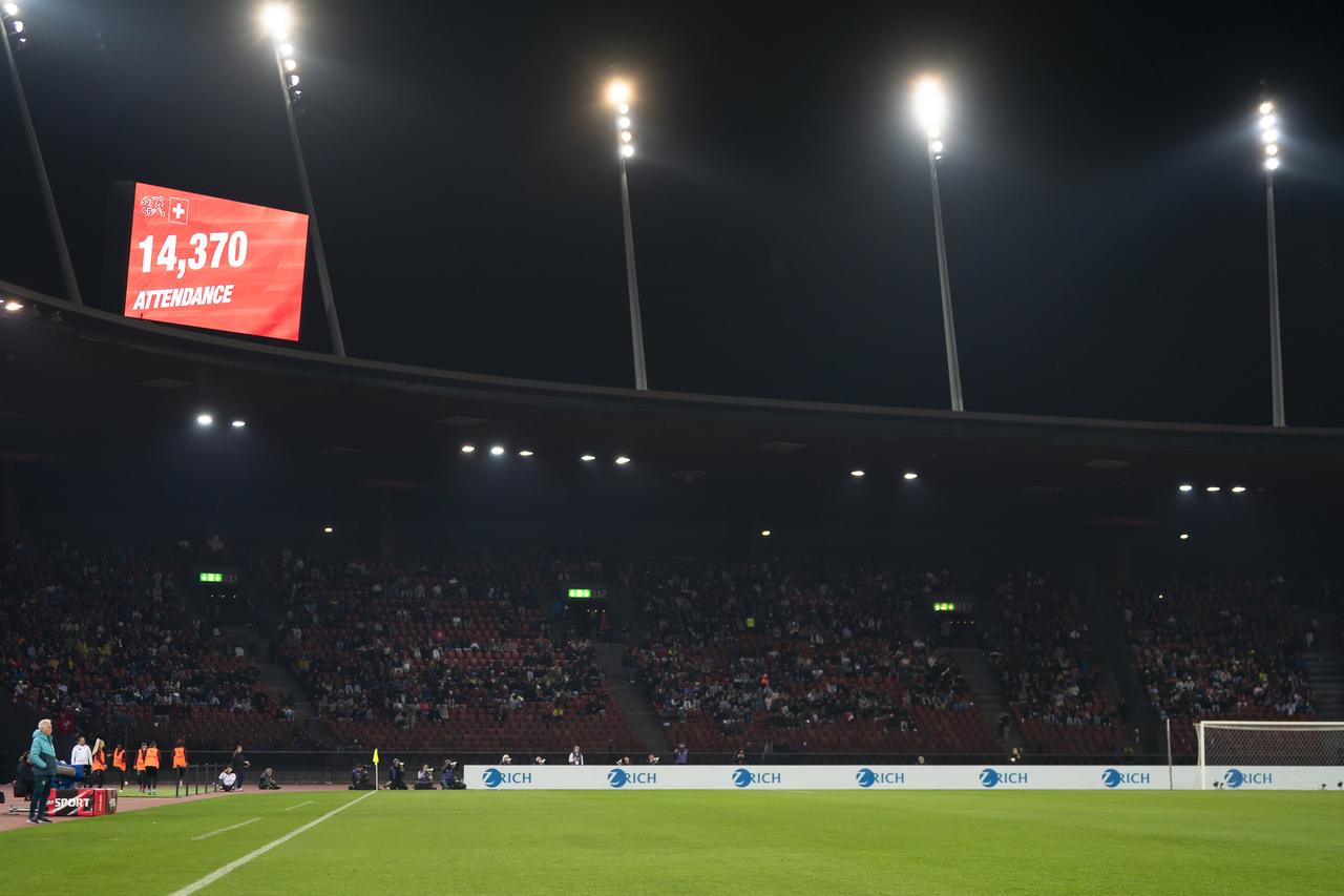 Vendredi, 14'370 garnissaient les tribunes du Letzigrund, un record pour un match féminin en Suisse. [KEYSTONE - TIL BUERGY]