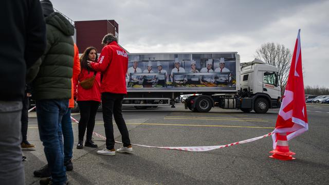 Les employés du site Micarna d'Ecublens ont entamé une grève. [Keystone - Jean-Christophe Bott]