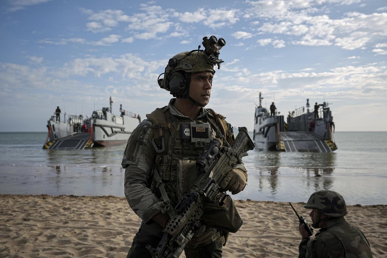 En amont de la cérémonie, qui débutera à 15h30, des barges accosteront à Omaha Beach pour une reconstitution d'époque. [KEYSTONE - LAURENT CIPRIANI]