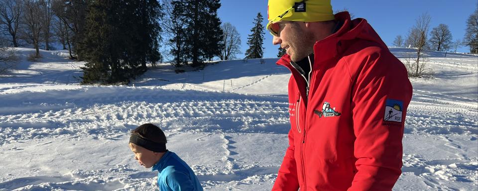 Jérémy Huguenin, responsable du Centre nordique de la Vue des Alpes, apprend le ski de fond à Heiko, 7 ans. [RTS - Deborah Sohlbank]