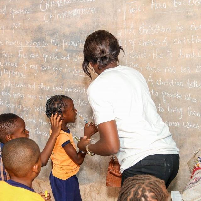 L’association Lema Plan International a pu, depuis 2018, scolariser plus de 2000 enfants défavorisés au Togo, au Nigeria et en Tanzanie. [www.lemaplaninternational.org]