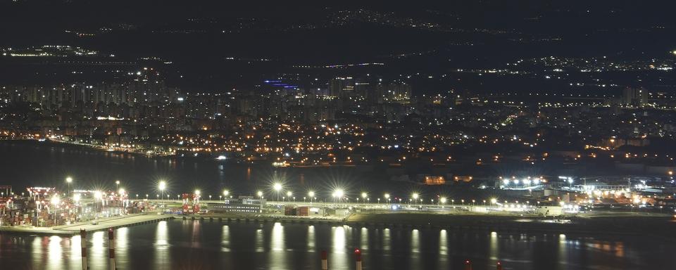 La ville portuaire de Haïfa a été visée par des roquettes tirées depuis le Liban. Des projectiles ont été neutralisés par la défense antiaérienne le samedi 28 septembre. [Keystone - AP Photo/Baz Ratner]