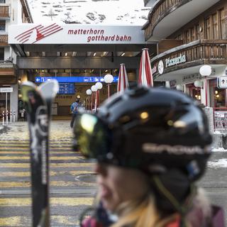 Les journées de ski coûtent de plus en plus cher, et elles pourraient bientôt monter jusqu'à 200-300 francs suisses. [Keystone - Christian Beutler]