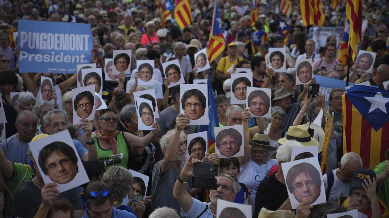 Après son apparition éclair à Barcelone, Carles Puigdemont aurait quitté l'Espagne. [Keystone - AP Photo/Emilio Morenatti]