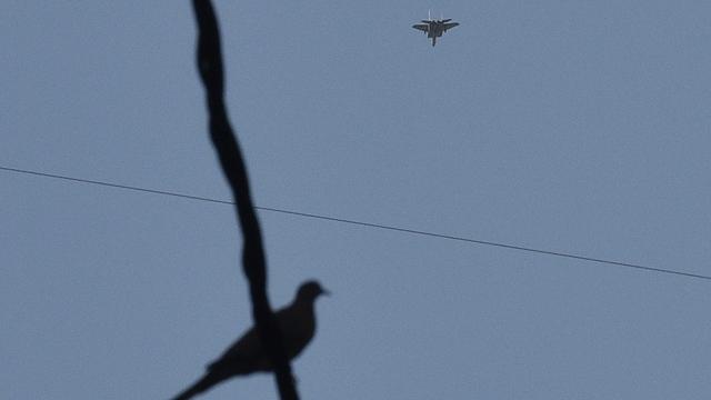 Un avion de chasse israélien en train de voler au dessus de Beyrouth, la capitale du Liban. [Keystone/EPA - Wael Hamzeh]