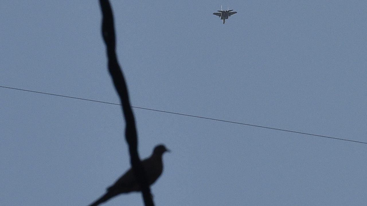 Un avion de chasse israélien en train de voler au dessus de Beyrouth, la capitale du Liban. [Keystone/EPA - Wael Hamzeh]