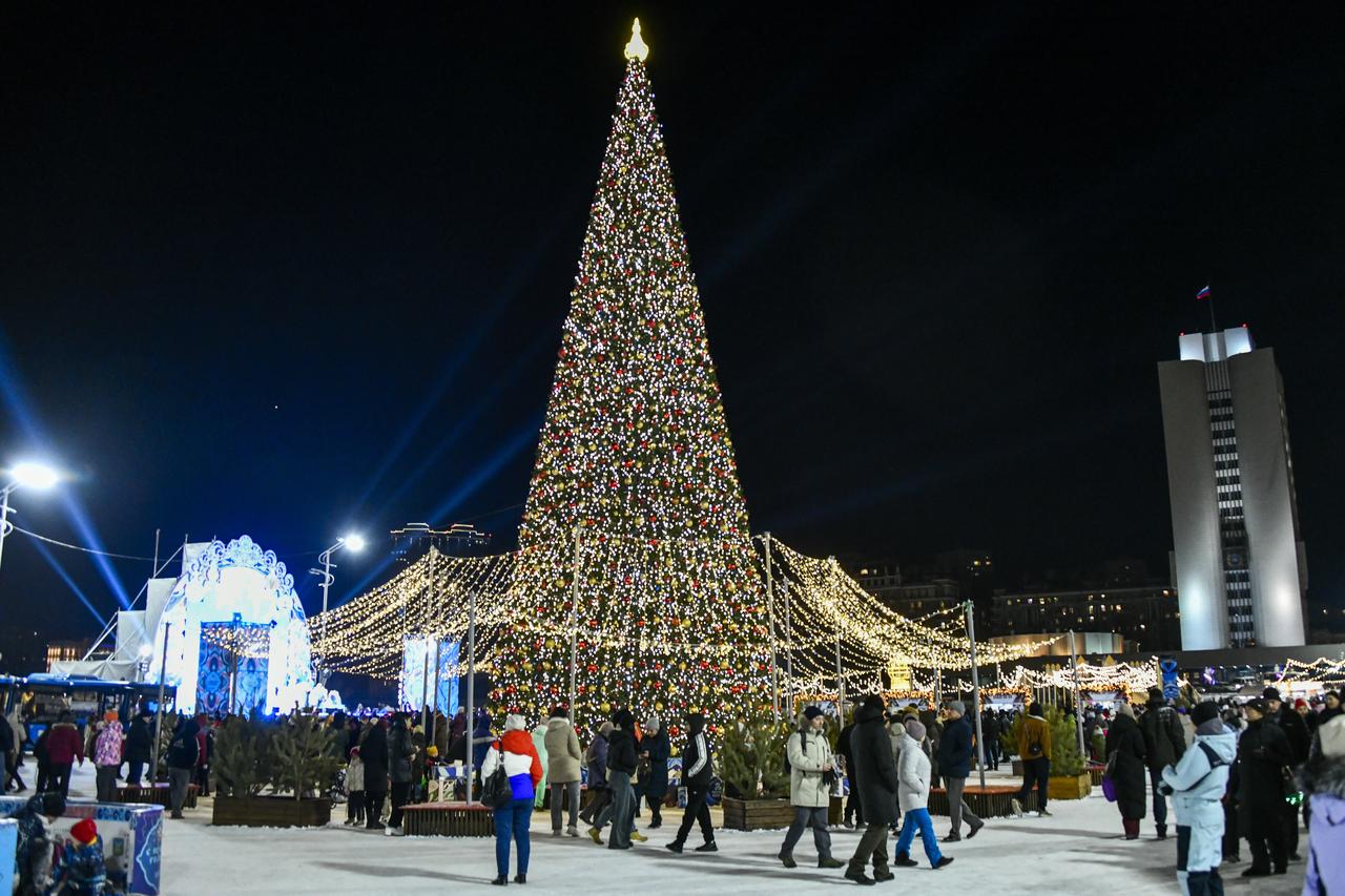 Des gens se rassemblent autour d'un arbre de Noël au centre du port russe de Vladivostok, à l'Extrême-Orient, en Russie, mardi 1er décembre 2017. 31, 2024, pour célébrer la nouvelle année. [KEYSTONE]