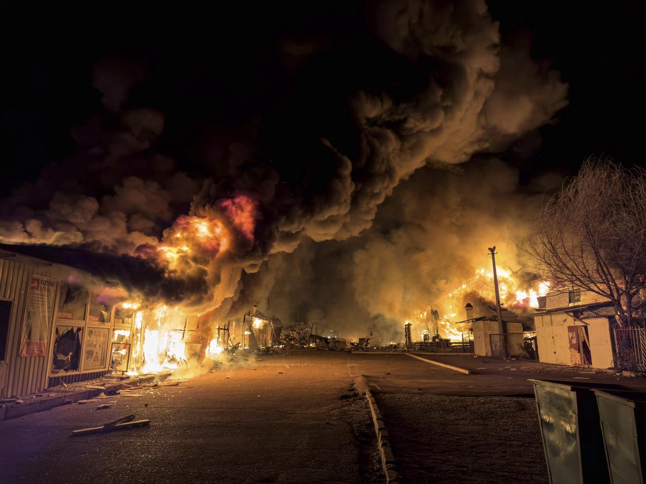 Un marché local brûle après une attaque russe à Mykolaiv, en Ukraine, le 15 octobre 2024. [KEYSTONE - MARKO IVKOV]