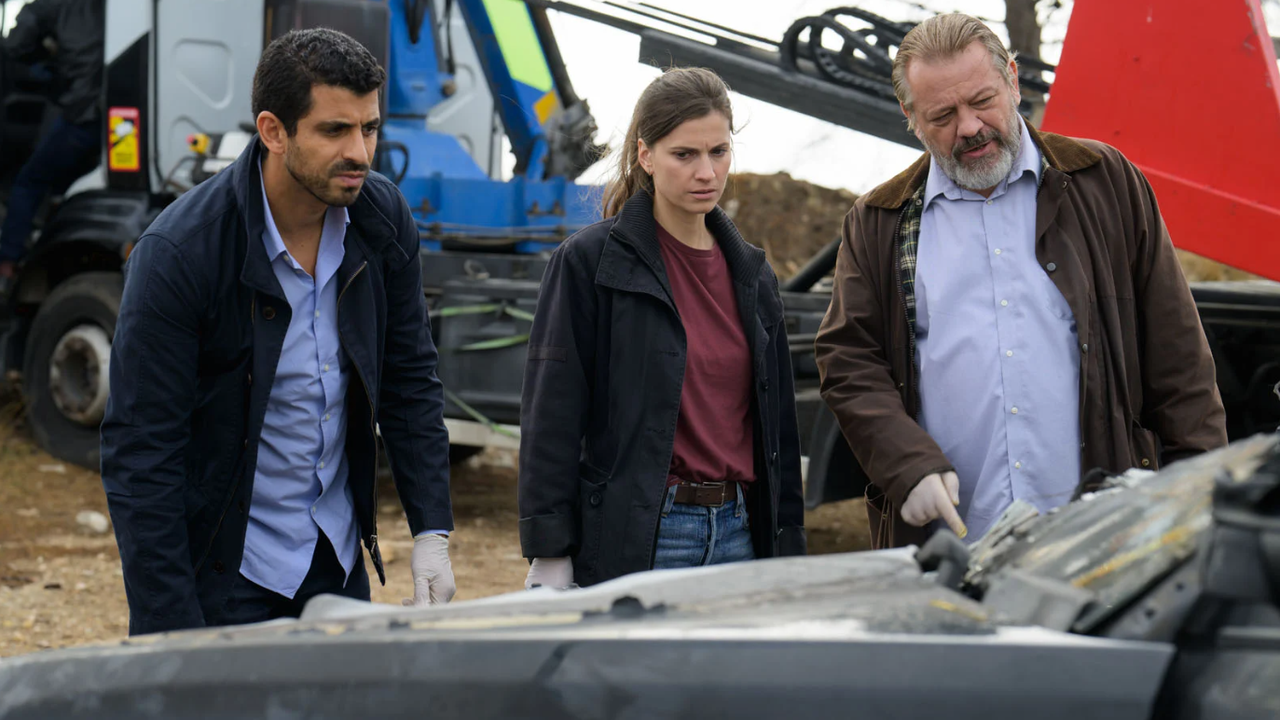 Joyce Bibring, Vincent Jouan et Malik Elakehal El Miliani dans la série Un soupçon (2024). [FTV - EPISODE PRODUCTIONS - François LEFEBVRE]