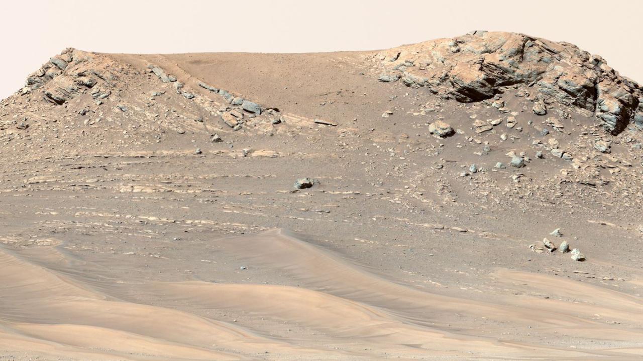 Vue de la colline surnommée "Pinestand" prise par Perseverance. Les scientifiques pensent que les hautes couches sédimentaires empilées les unes sur les autres ont pu être formées par une rivière profonde et rapide. [NASA/JPL-Caltech - ASU/MSSS]