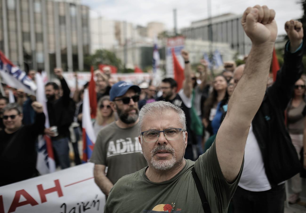 Des manifestants à Athènes pour le 1er Mai 2024. [KEYSTONE - KOSTAS TSIRONIS]