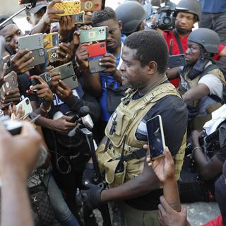 En Haïti, un influent chef de gang a menacé d'une "guerre civile". [Keystone - AP Photo/Odelyn Joseph]