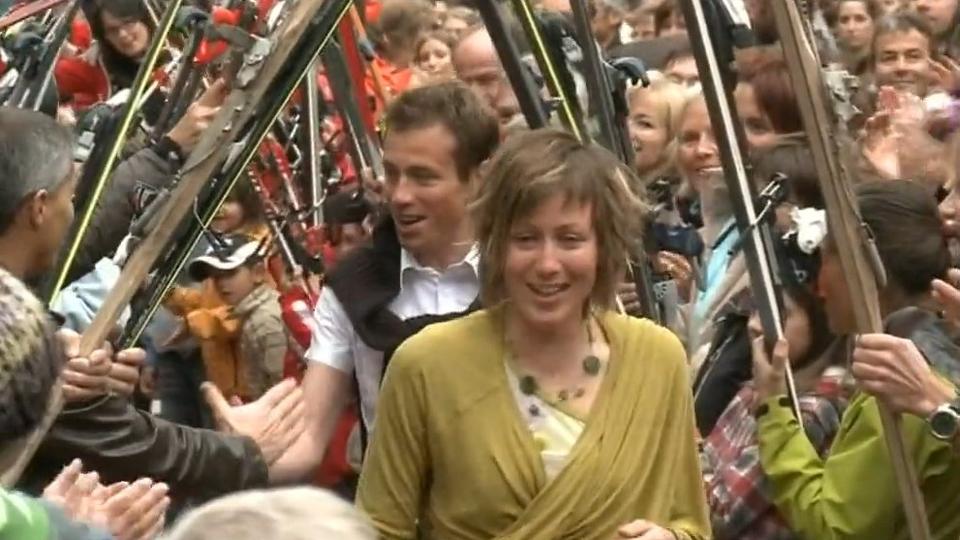 Florent et Marie Troillet sont fêtés dans leur commune de Bagnes après leur doublé à la Patrouille des Glaciers. [RTS]