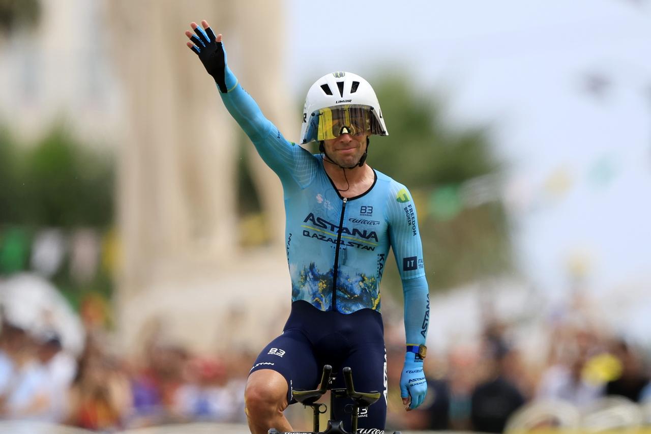 Mark Cavendish a salué la foule en franchissant la ligne d'arrivée. [KEYSTONE - GUILLAUME HORCAJUELO]