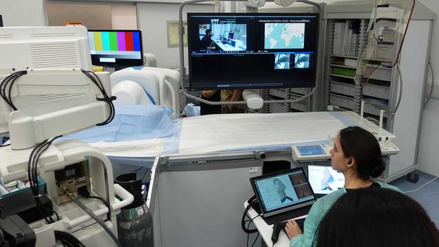 La salle d'opération de la faculté de médecine de l'Université chinoise de Hong Kong. Sur l'écran, au centre, la liaison en direct avec Zurich. [ETH Zurich]