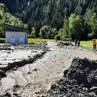 Le village de Champsec dans le Val de Bagnes (VS) est peu accessible à cause de la boue. [RTS - Romain Boisset]