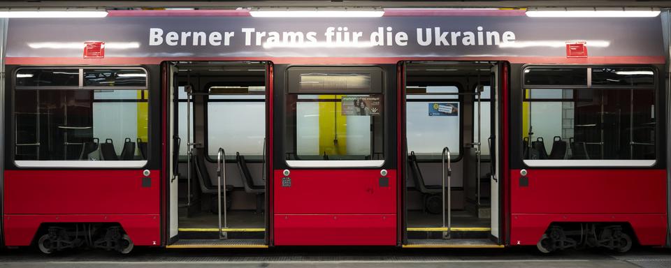 Un des trams bernois qui va être acheminés en Ukraine. [Keystone - Anthony Anex]