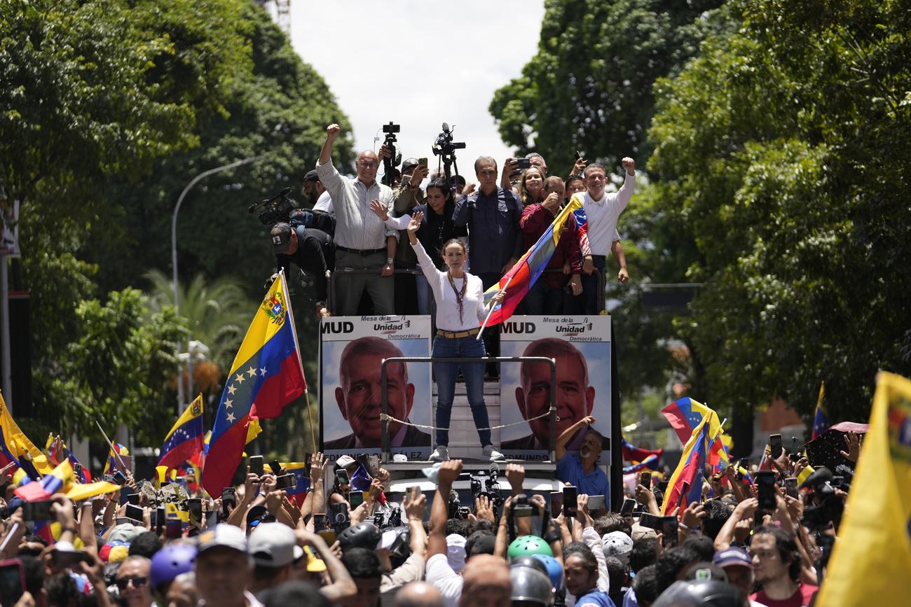 La leader de l'opposition au président Nicolás Maduro, María Corina Machado, lors d'un rassemblement dans la capitale Caracas, le 3 août 2024. [KEYSTONE - MATIAS DELACROIX]