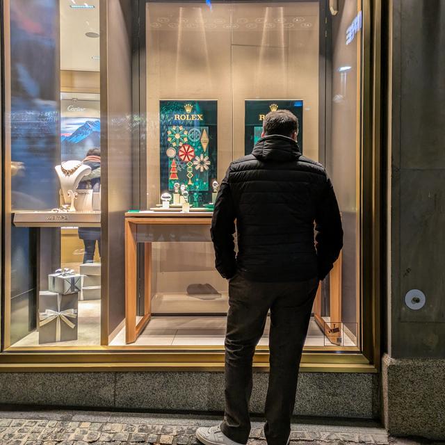 Un homme regarde la vitrine d'un bijoutier à Munich, en Allemagne. [AFP - Michael Nguyen]